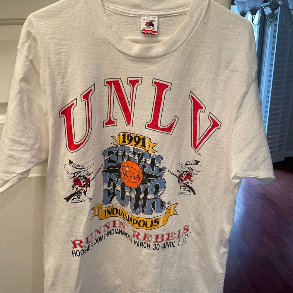 UNLV vintage 1991 - XL (fits like a Large) Vintage College Shirt